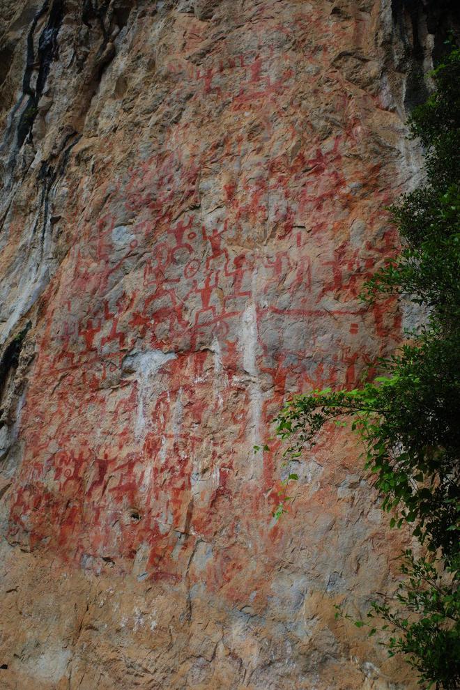 铸牢共同体 中华一家亲|两千年前的花山岩画铺展中华民族多元一体画卷