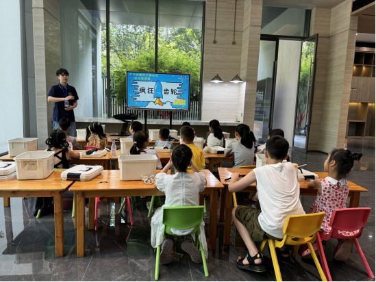 重庆渝北区：回兴街道科兰路社区“编程盛夏.智绘未来”主题课堂开课