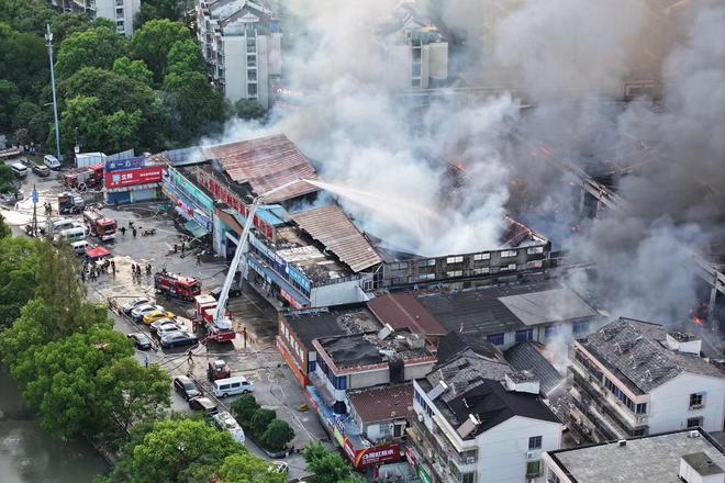 宁波一建材市场着火  目前火势已扑灭  无人员被困